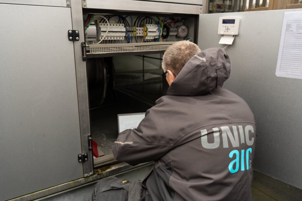 Unic Air medarbejder levere service på et ventilationsaggregat.